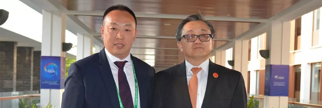操大美女的逼视频联合国副秘书长刘振民和赵章栓会长在博鳌亚洲论坛亲切交"
